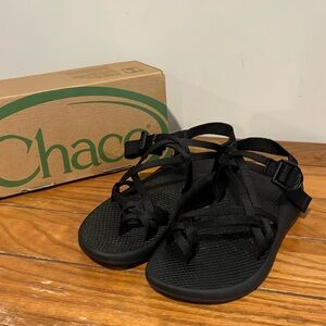Chaco Women’s Black Z2X Classic Sandals size 8.